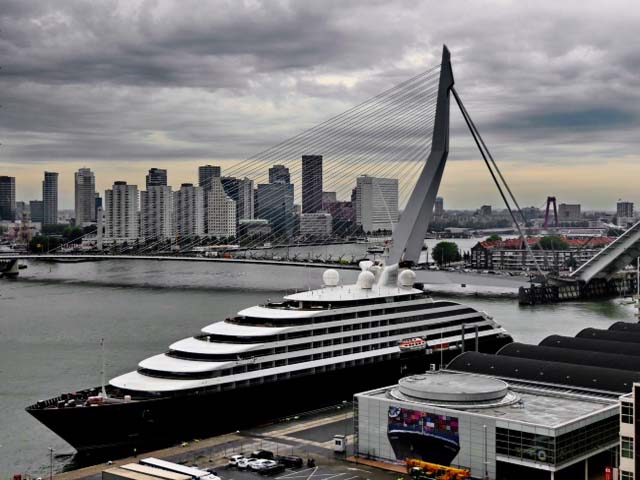 Cruiseschip ms Scenic Eclipse van Scenic Cruises aan de Cruise Terminal Rotterdam